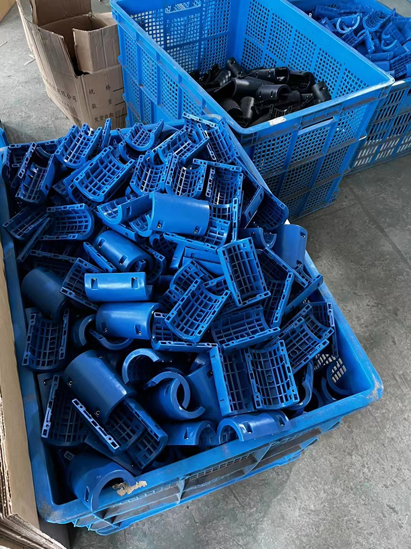 Gerade H&uuml;lse aus Kunststoff mit Rollen