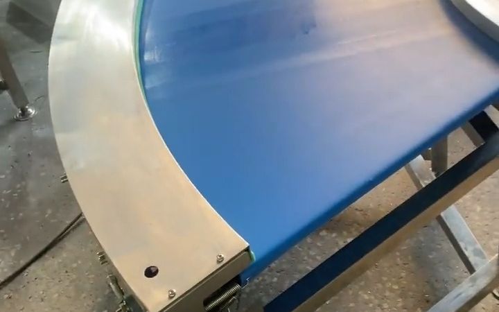 Messerskante gebogener G&uuml;rtelf&ouml;rderer