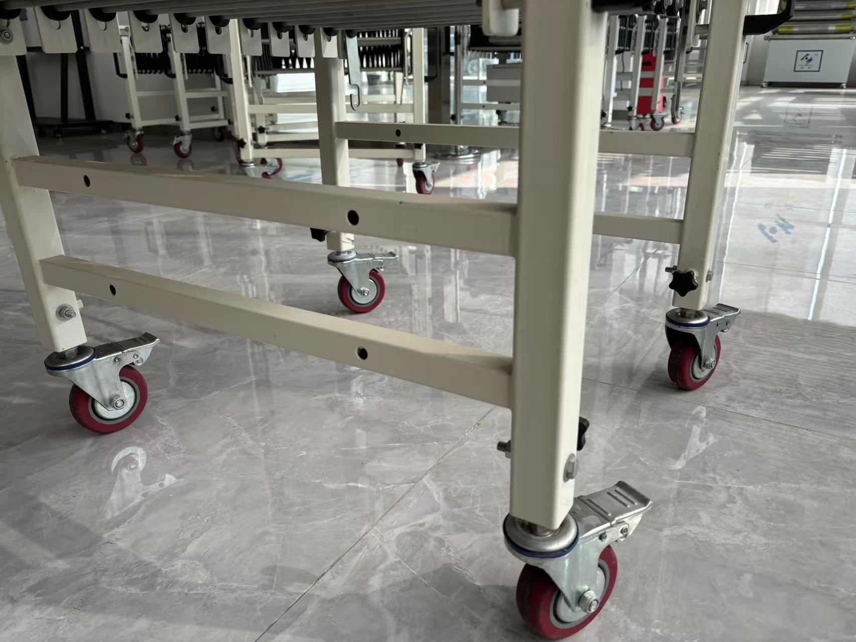 Flexibler erweiterbarer Rollerf&ouml;rderer mit seinen Richtigen