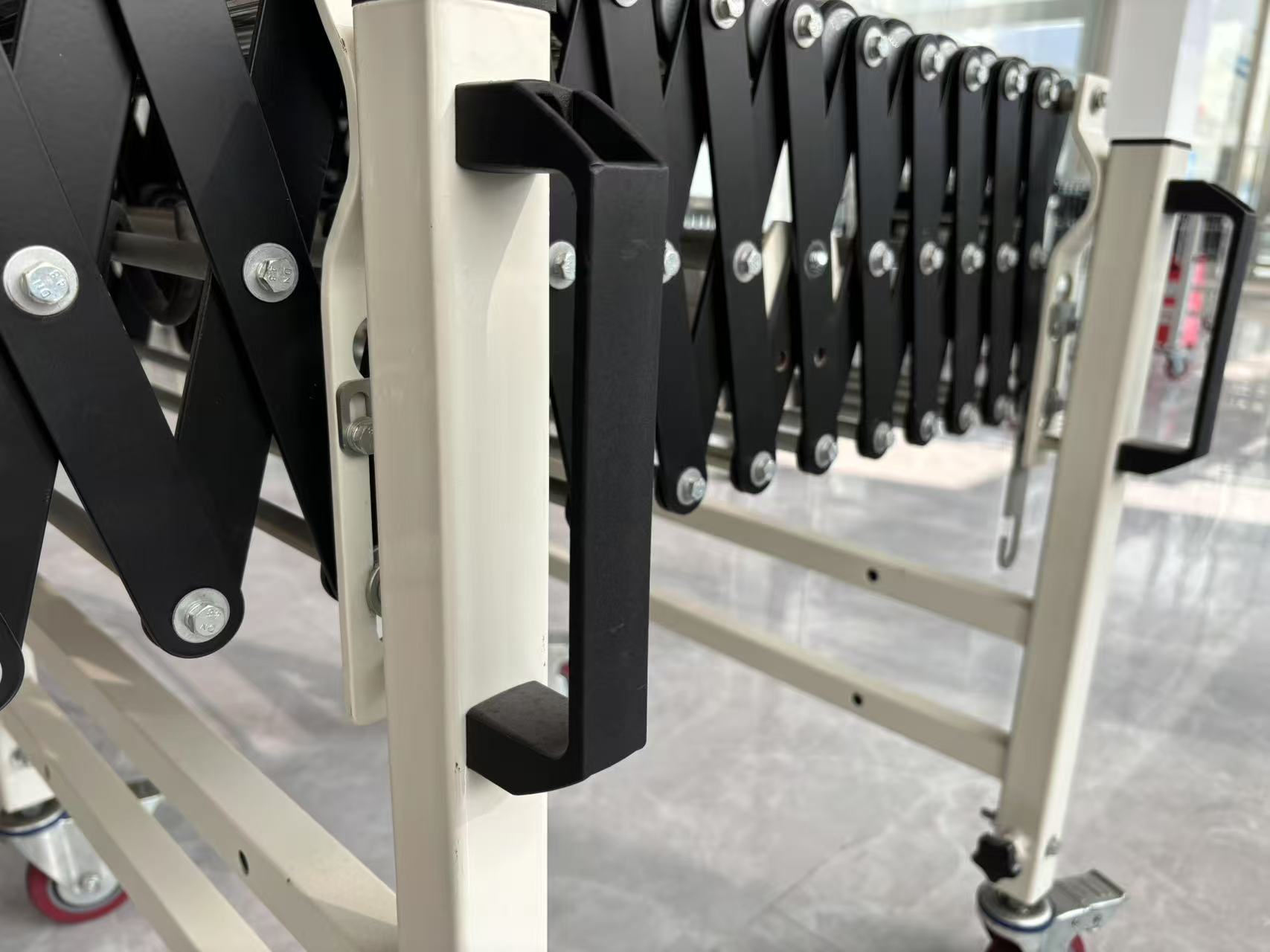 Flexibler erweiterbarer Rollerf&ouml;rderergriff