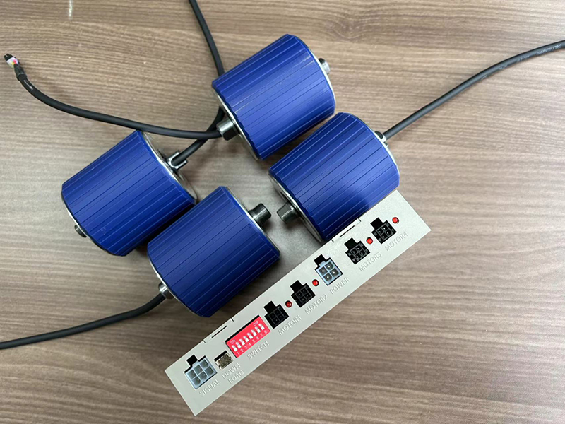 1 Controller f&auml;hrt 4 Rollen