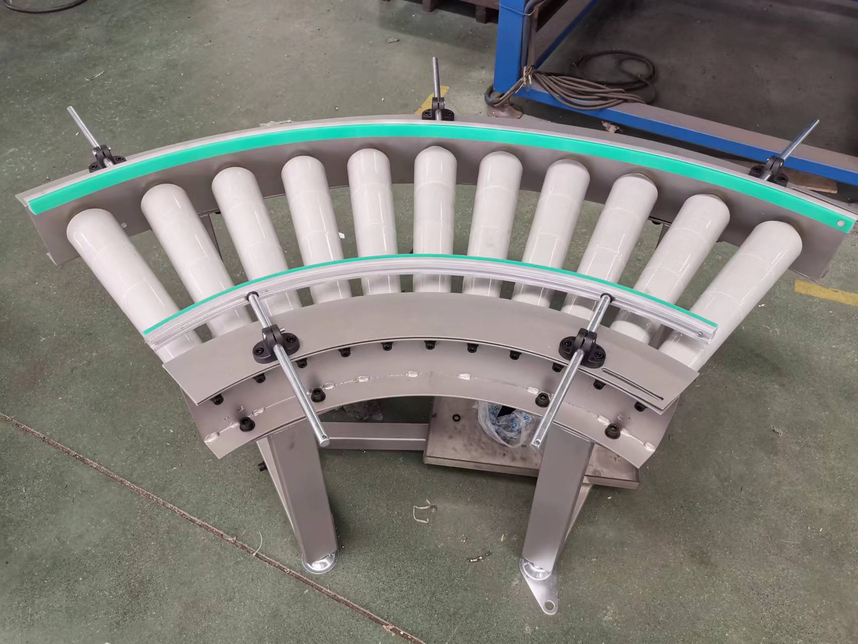 gebogener, motorbetriebener Rollenf&ouml;rderer